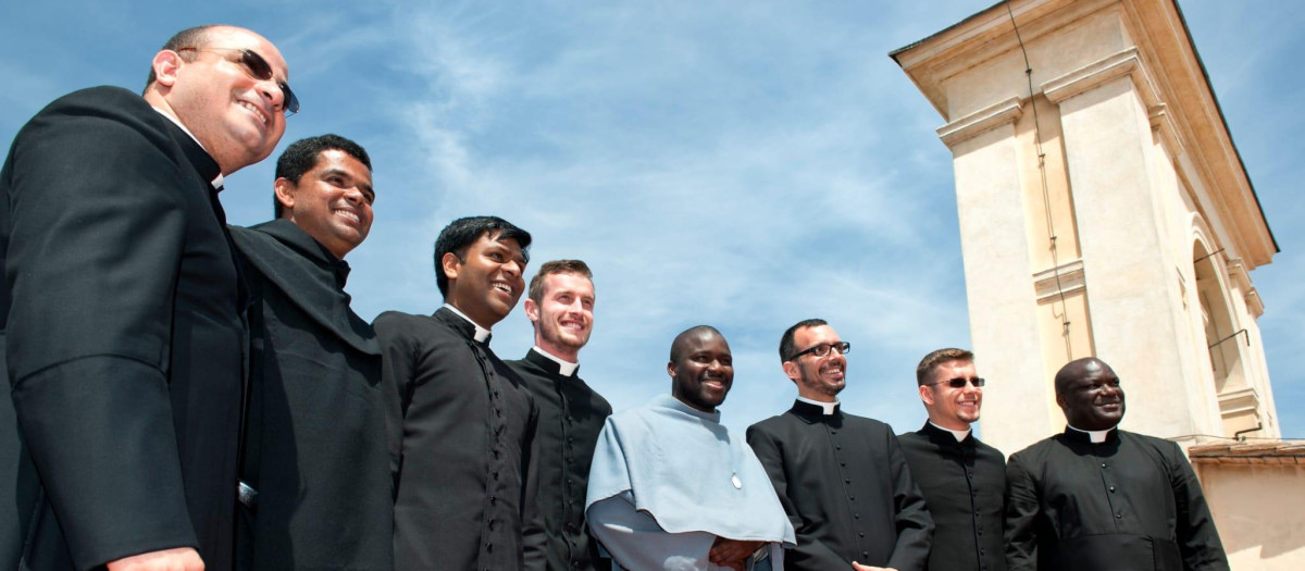 Sacerdotes que se ven beneficiados de las ayudas económicas a la formación de la Fundación CARF