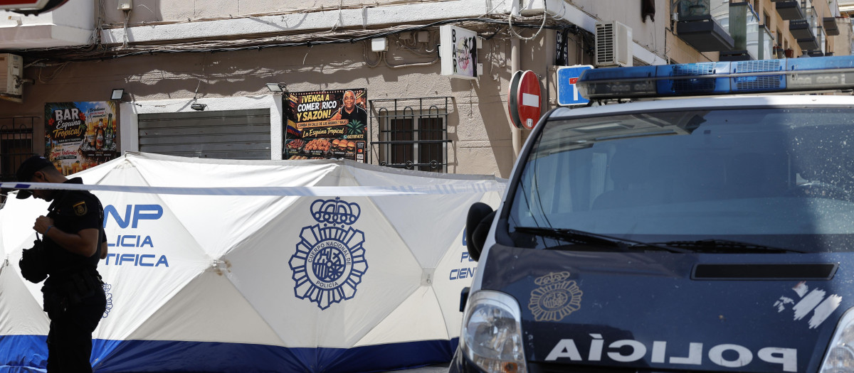Imagen de agentes de la Policía Nacional inspeccionando el bar en el que un hombre de 62 años ha acabado con la vida d eun joven de 20 años.