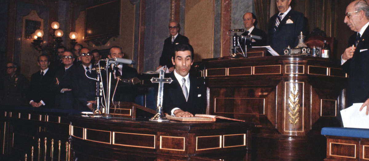Fernando Suárez durante su jura ante las Cortes como ministro en 1975