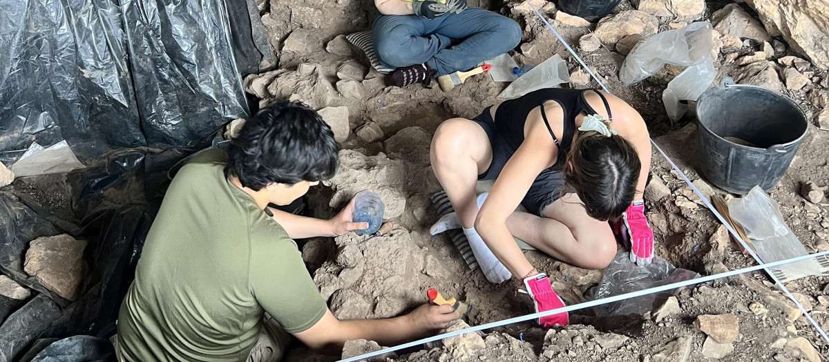 Imagen de archivo de una de las excavaciones en la Cova Foradada de Oliva