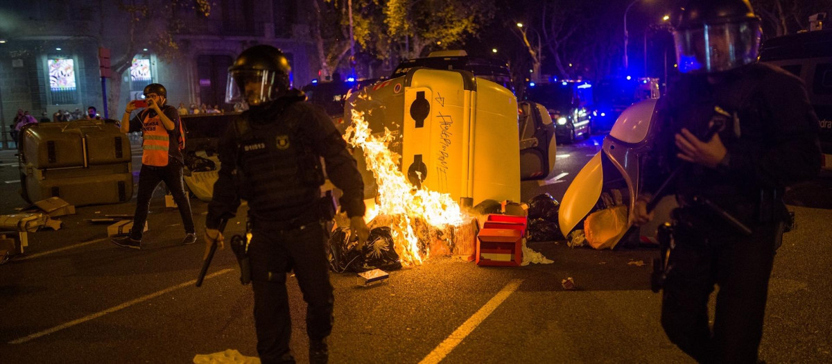 Contenedores quemados en una protesta separatista en Barcelona, en 2021