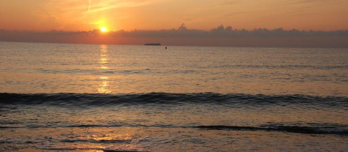 Imagen de un atardecer en la playa de Puzol, Valencia