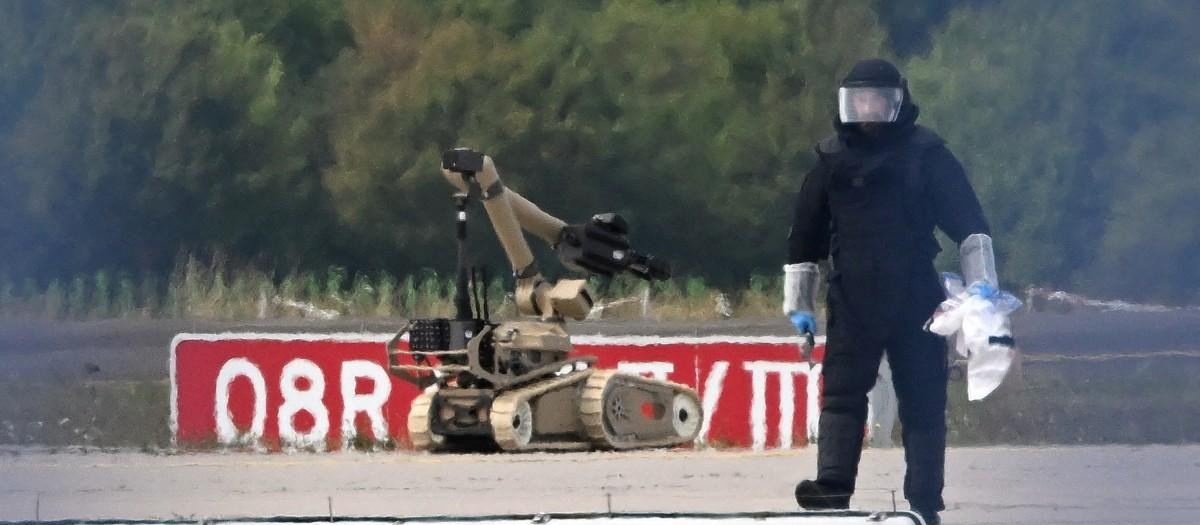 Un técnico forense trabaja junto a un robot desactivador de explosivos cerca de un avión de carga ucraniano en el aeropuerto de Leipzig-Halle, en Schkeuditz (este de Alemania)