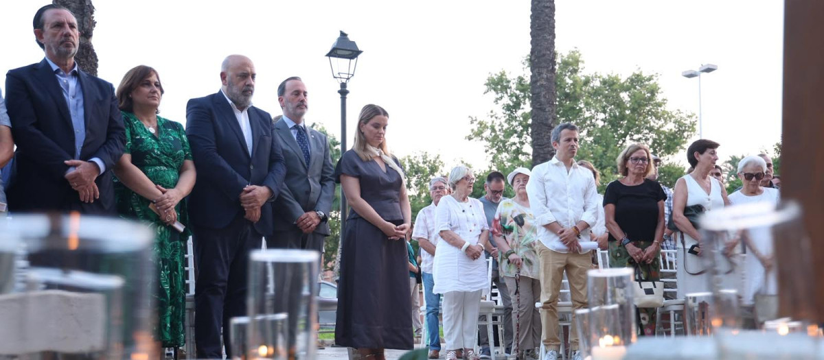 Las autoridades y familiares de las víctimas el día de la inauguración del Muro de la Dignidad en Palma sin presencia del PSOE