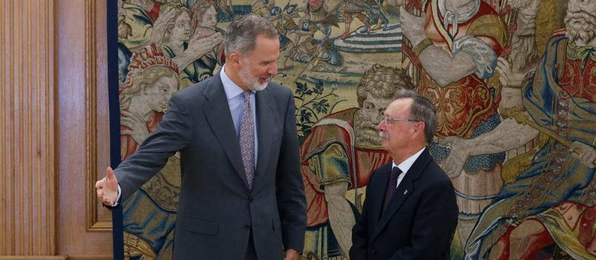Don Felipe con el presidente de Ceuta, Juan Jesús Vivas, en La Zarzuela