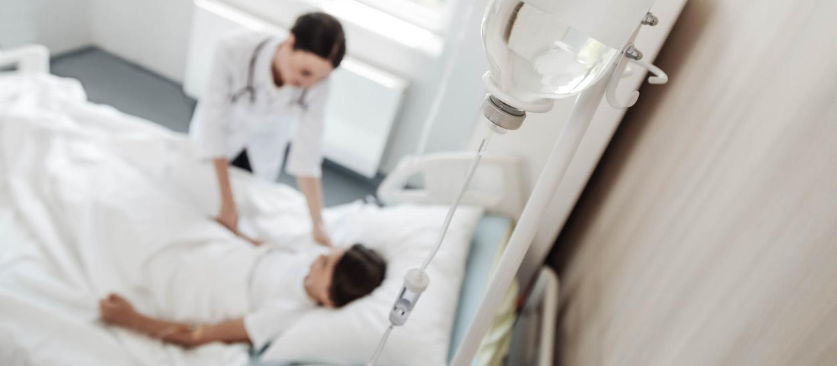 Una especialista en paliativos hablando con una paciente hospitalizada