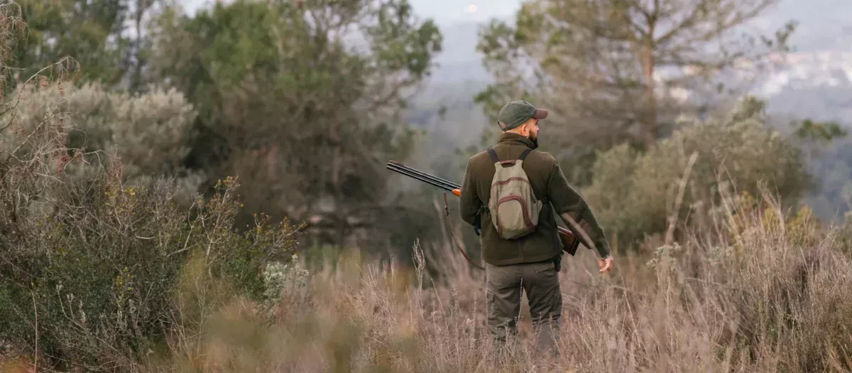 Imagen de archivo de un hombre cazando