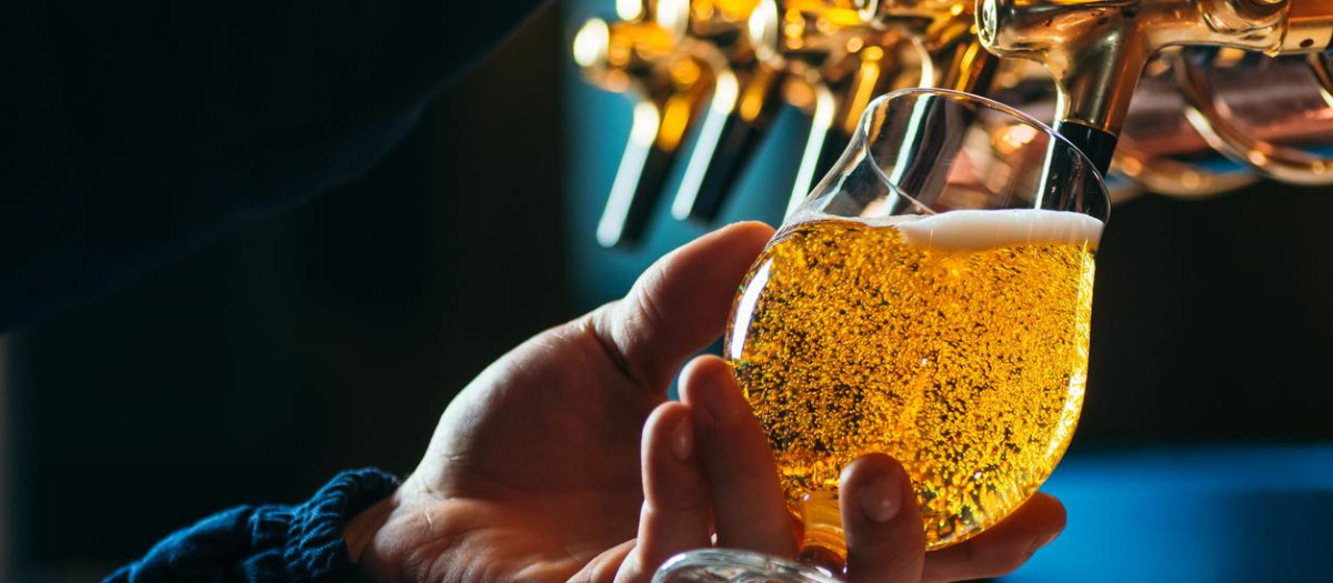 Un camarero tirando una cerveza