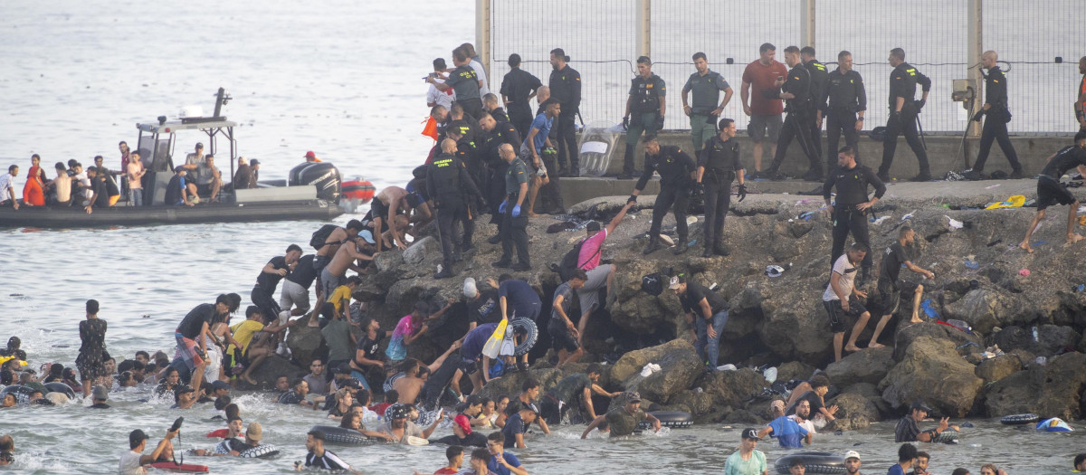 Las Fuerzas y Cuerpos de Seguridad del Estado, desbordados por la cantidad de personas que cruzaron el pasado jueves a Ceuta
