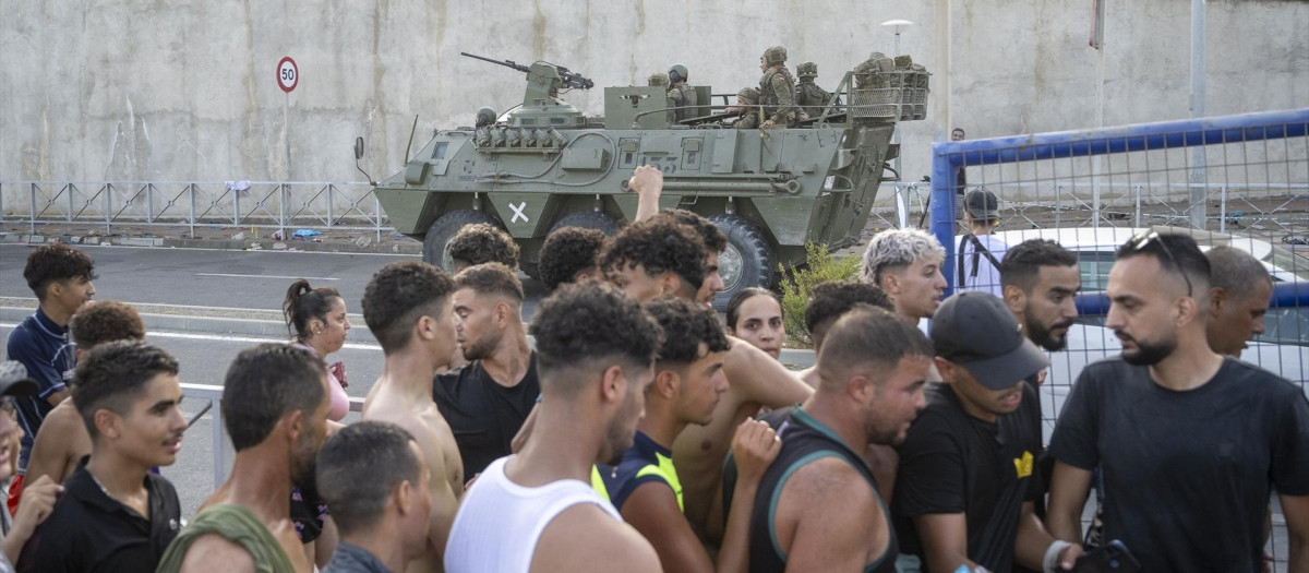 Varias personas llegan a España desde Marruecos, a 30 de julio de 2026, en Ceuta (España). Centenares de personas de origen magrebí han cruzado a lo largo del día de hoy de Ceuta desde Marruecos, a nado y por el espigón. En la última semana lo han hecho ya más de 2.000 migrantes.