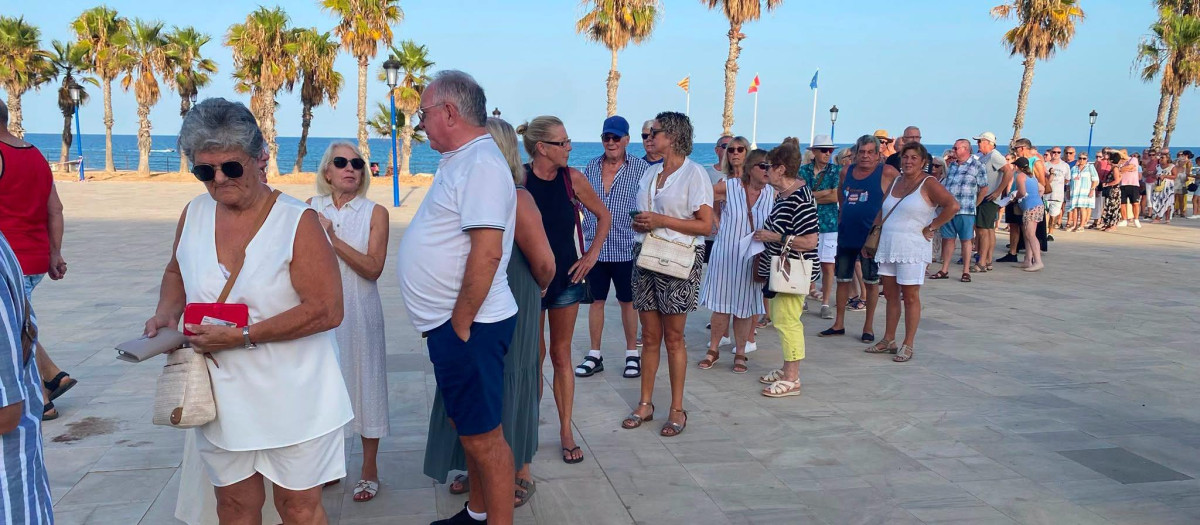 Cola de vecinos de Orihuela Costa para firmar a favor de la independencia