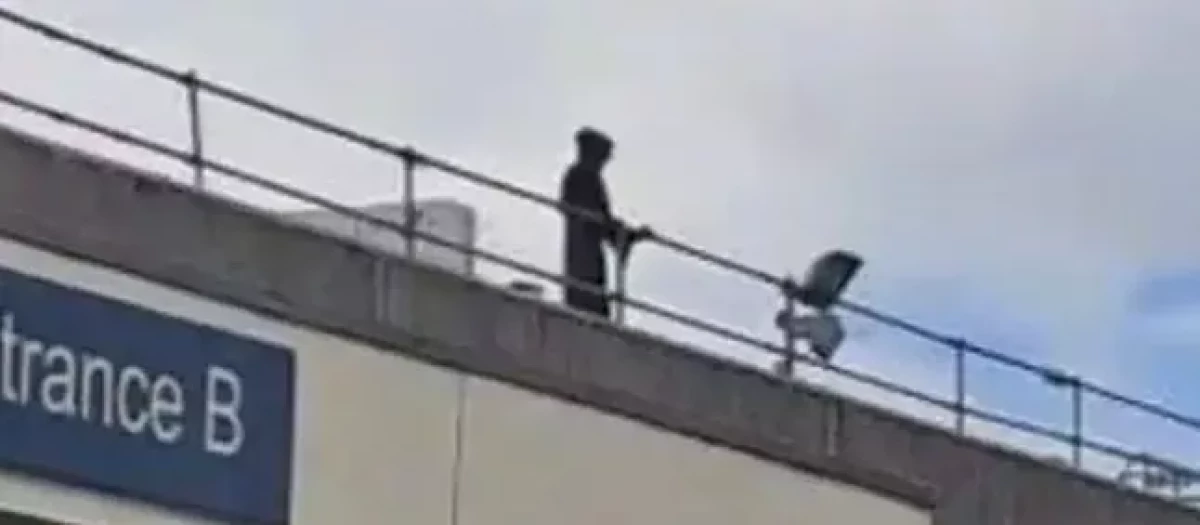Leon Gillespie subido en la azotea del hospital
