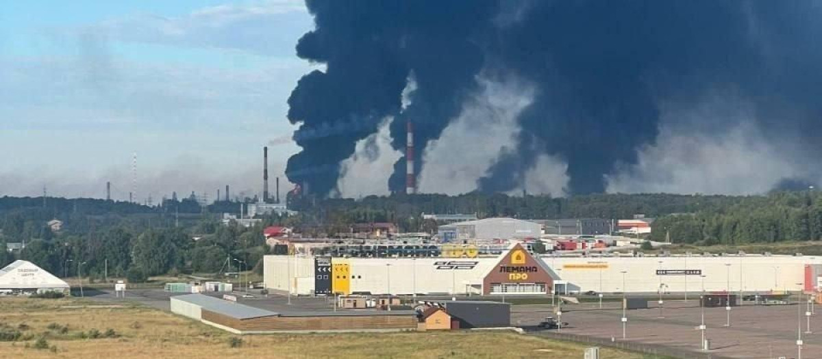 Densas columnas de humo salen de la refinería rusa Slavneft-YANOS tras el posible impacto de drones ucranianos