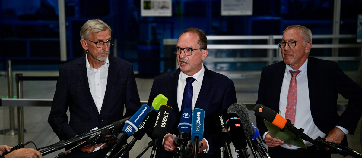 El ministro del Interior, Alexander Dobrindt, da declaraciones en el aeropuerto de Leipzig