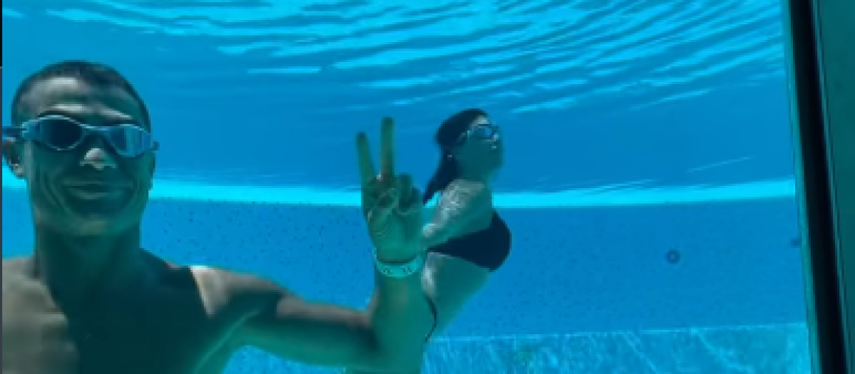 Ronaldo muestra algunas estancias como la piscina o el garaje
