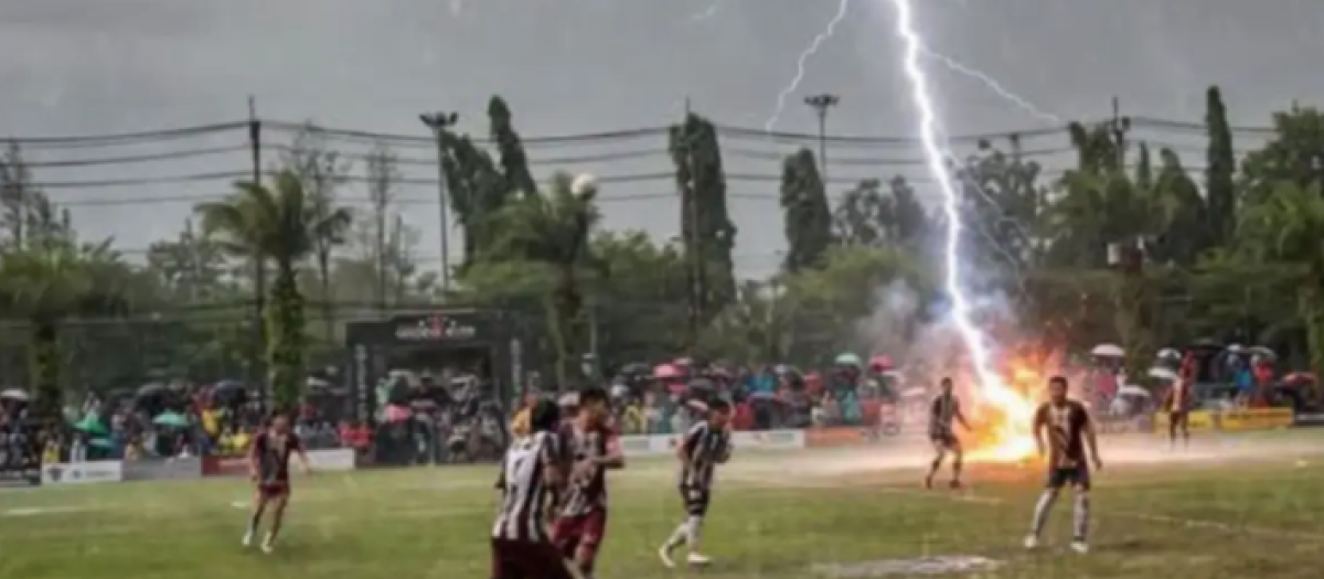 Muere un futbolista por la caída de un rayo durante un partido en Tailandia