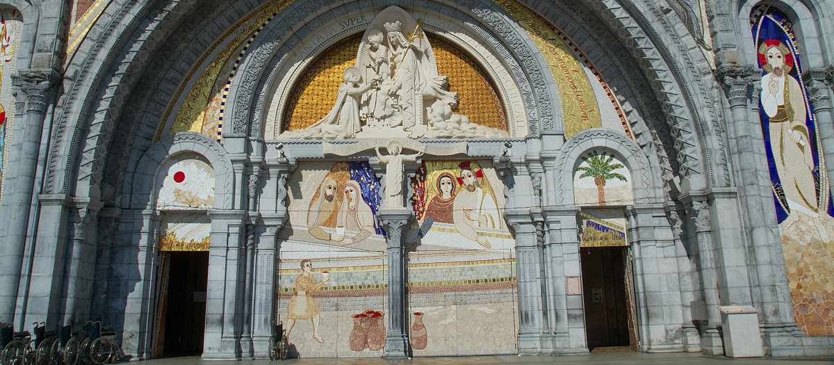 Parte de los mosaicos de la fachada del santuario de Nuestra Señora del Rosario de Lourdes