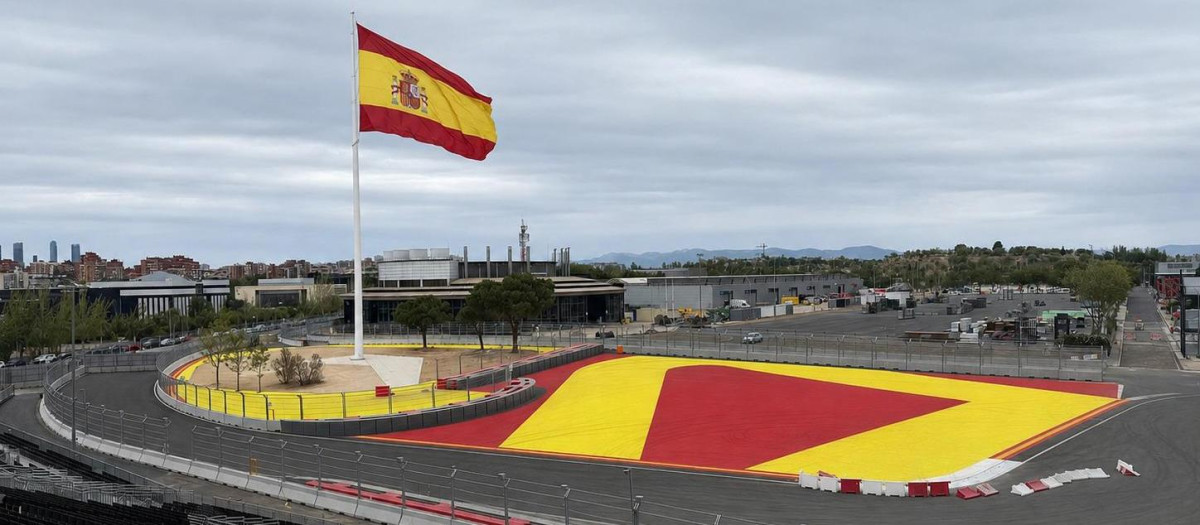 La bandera de España ondea en el circuito de Madring