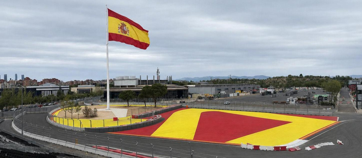 La bandera de España ondea en el circuito de Madring