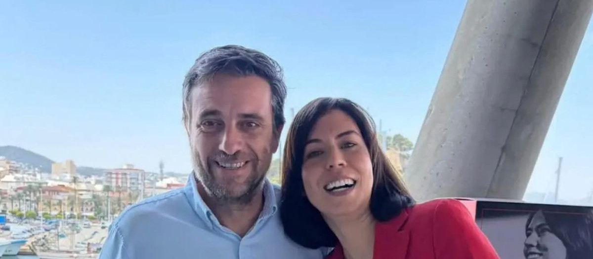 El director de Comunicación del Ministerio de Transportes, Pere Rostoll, junto a la secretaria general del PSPV, Diana Morant