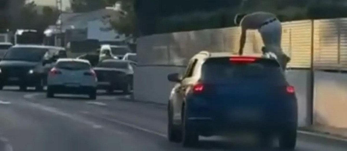 Imagen de un hombre subido en el techo del vehículo en Jávea