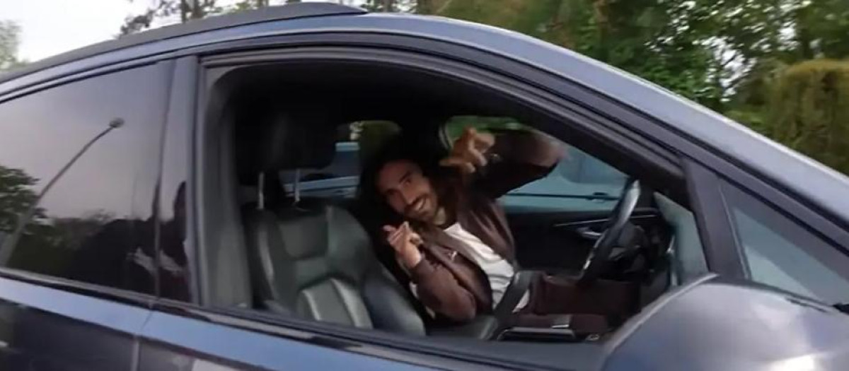 El jugador al volante de uno de sus automóviles