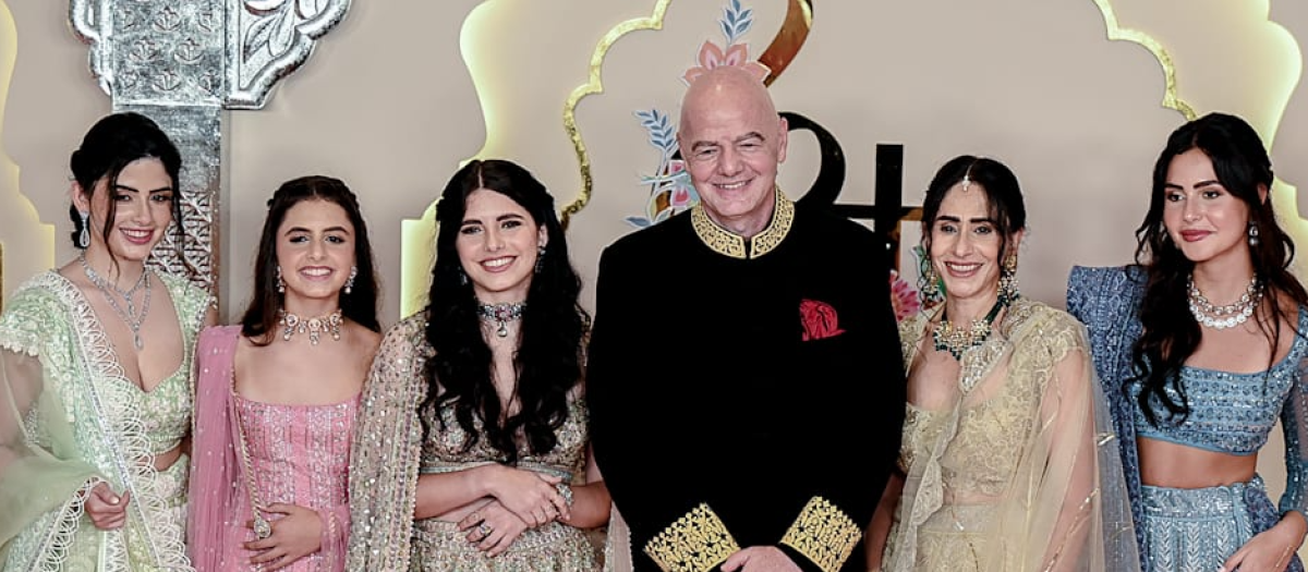 Infantino con su mujer y sus hijas en la boda del hijo menor del magnate indio Mukesh Ambani, Anant, y su prometida Radhika Merchant