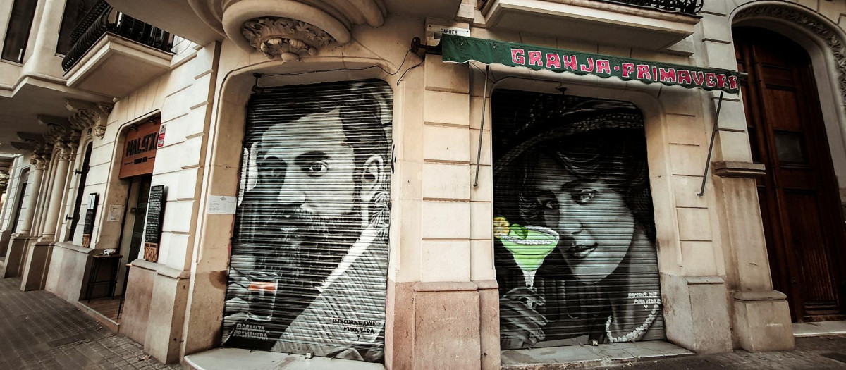Un bar de Barcelona, con las persianas bajadas y pintadas