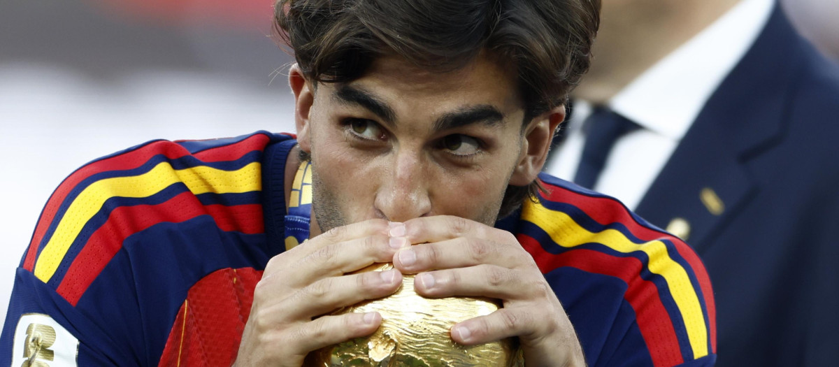 Ferrán Torres, en una foto de archivo instantes antes de coronarse campeón del Mundo