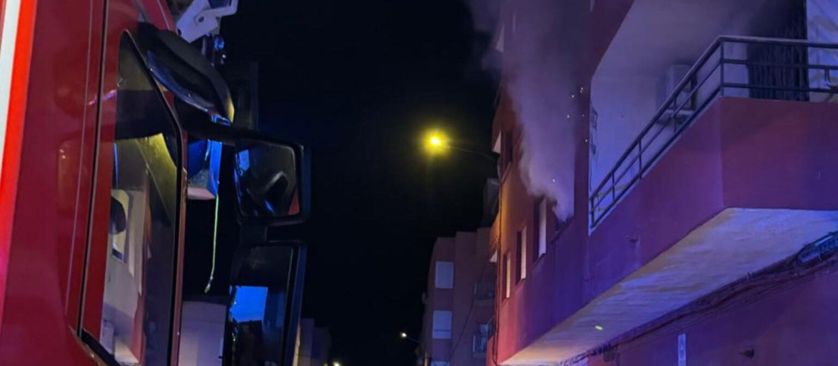 Imagen de la actuación de los bomberos en el incendio de una vivienda en Alberic