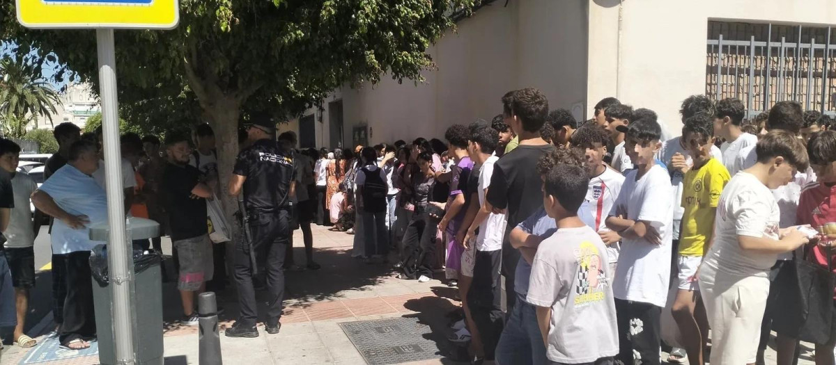 Menores se aglomeran a las puertas de la Comisaría de Ceuta para ser registrados, este viernes