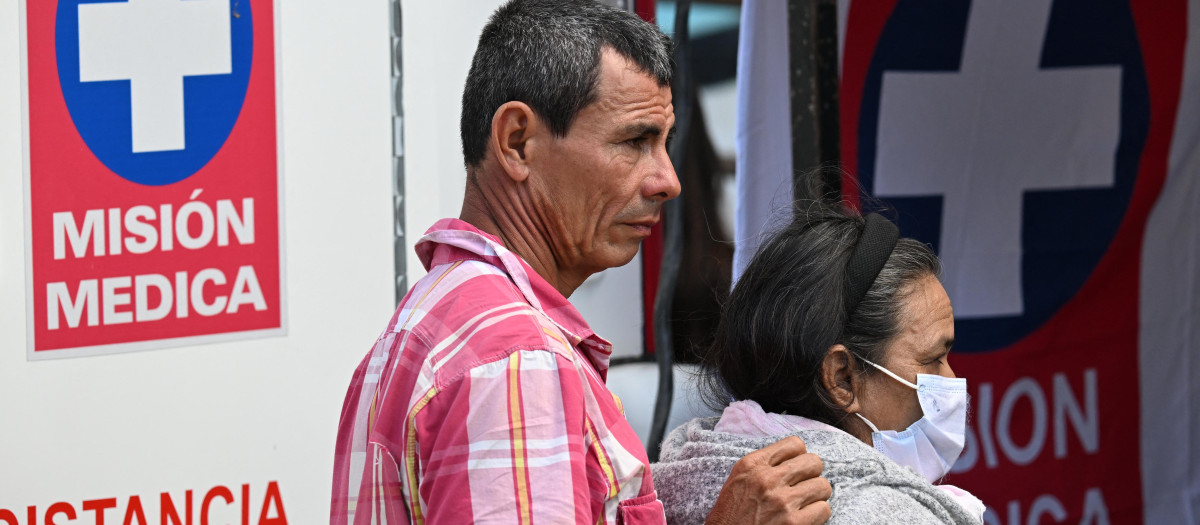 Personas desplazadas en Colombia buscan atención médica en una unidad móvil de salud