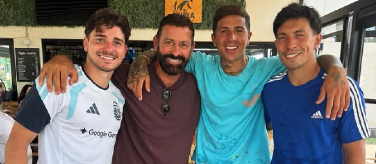 Julián Álvarez con Enzo Fernández y Lisandro Martínez en Ibiza