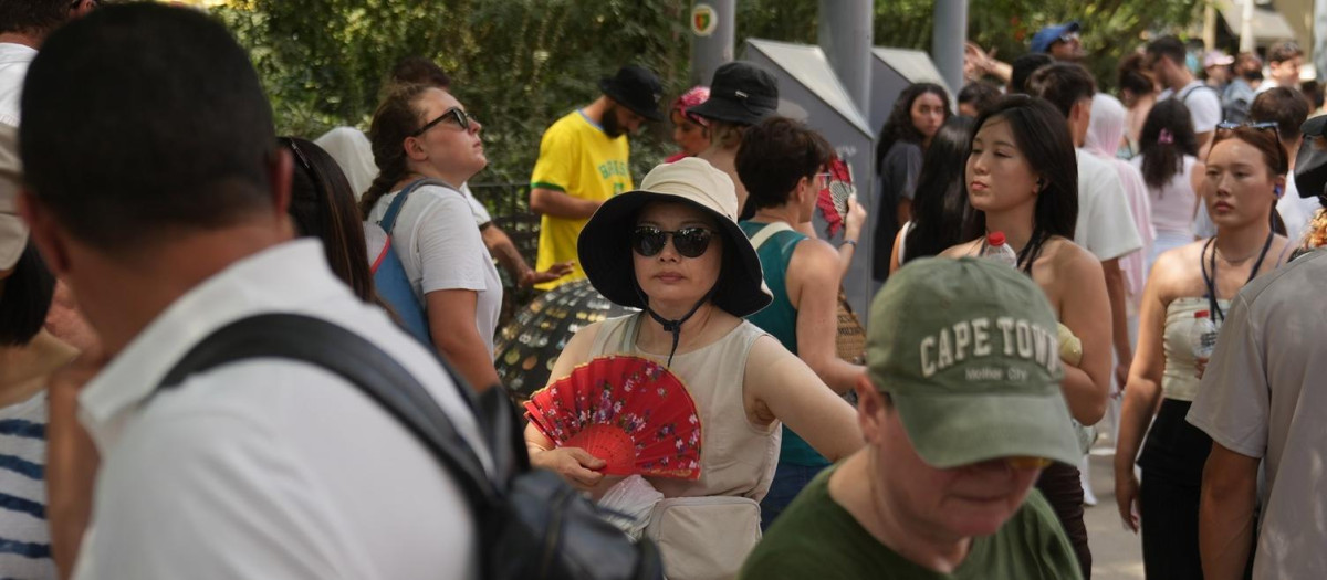 Varios turistas caminan en las inmediaciones de la Sagrada Familia.