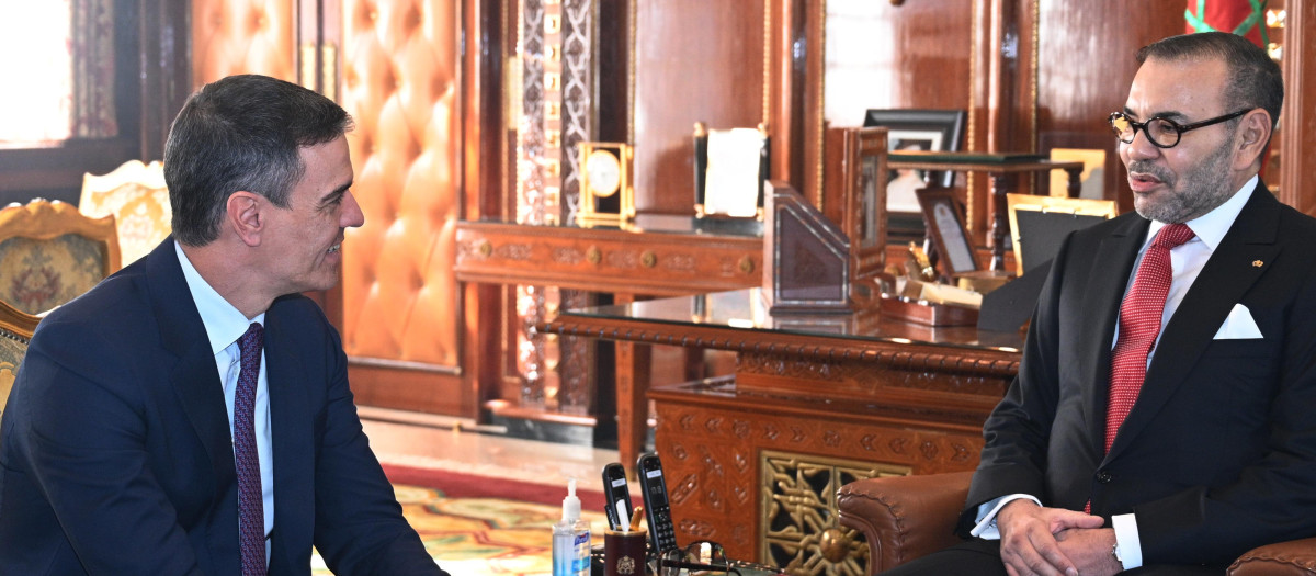 El presidente del Gobierno español, Pedro Sánchez, es recibido por el Rey de Marruecos, Mohamed VI, en 2024