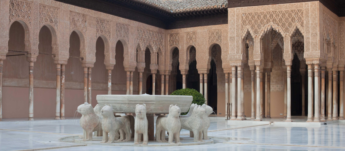 Patio de los Leones en la Alhambra de Granada