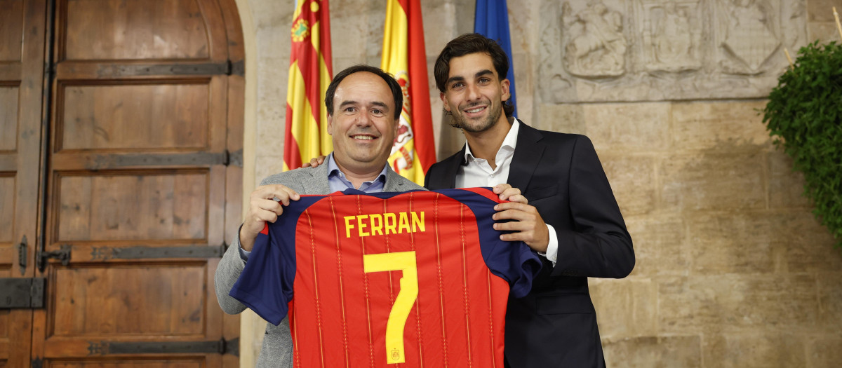 Ferran Torres junto al presidente de la Generalitat, Juanfran Pérez Llorca