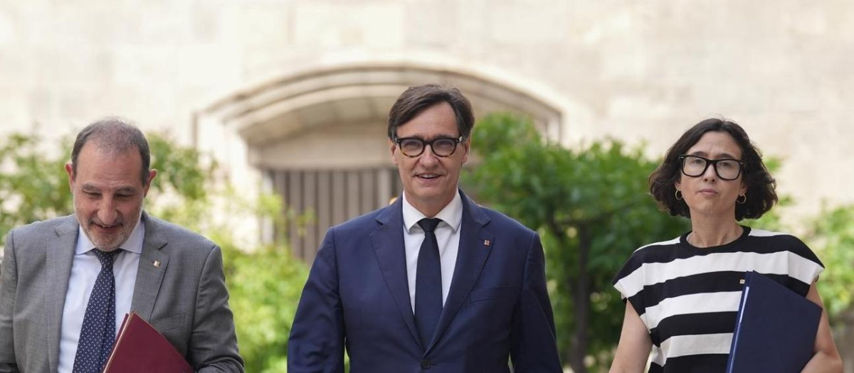 El presidente de la Generalitat de Cataluña, Salvador Illa, con los consejeros de Justicia e Interior