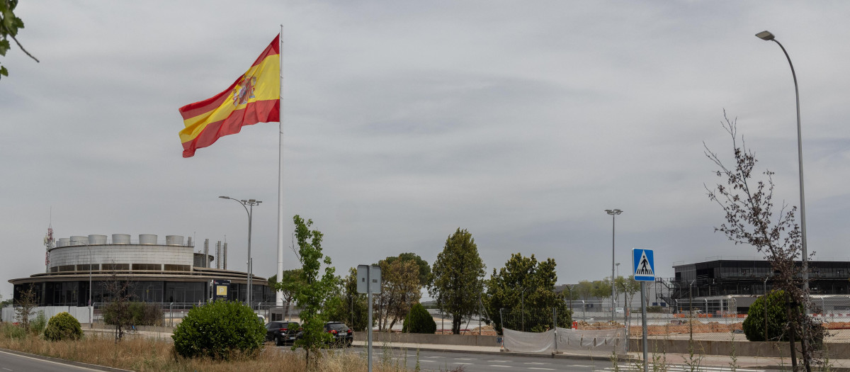 Vista de la bandera más grande de España, situada en el nuevo circuito Madring
