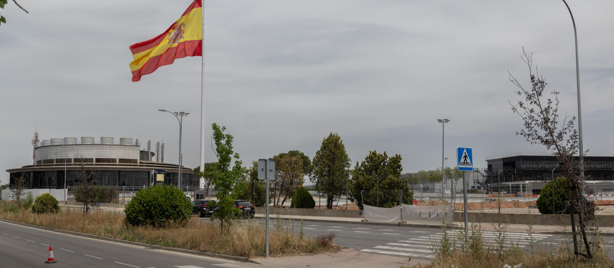 Vista de la bandera más grande de España, situada en el nuevo circuito Madring