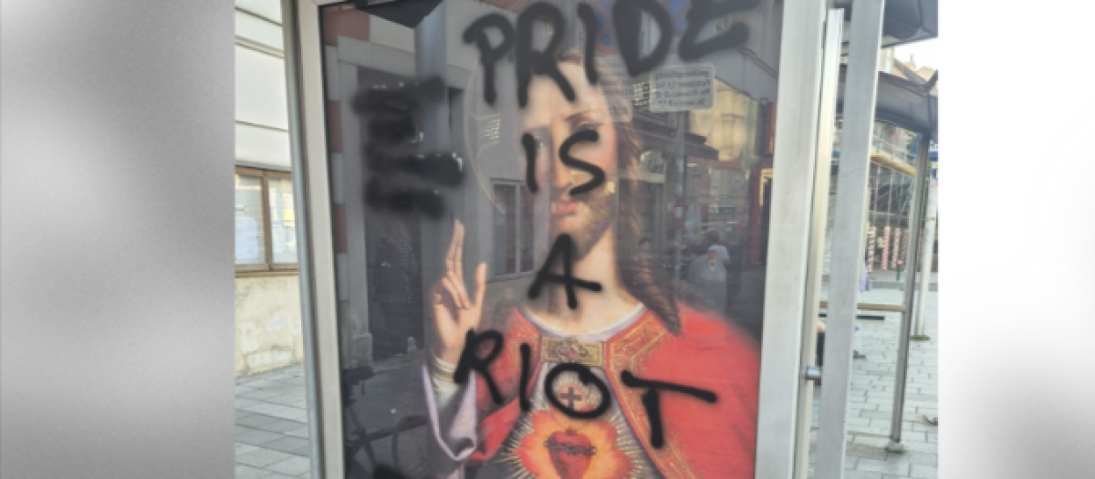 Un cartel del Sagrado Corazón de Jesús, vandalizado en Viena, con la pintada: "El Orgullo es disturbio"