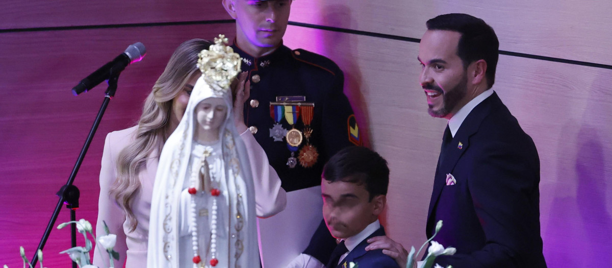 Imagen de la Virgen de Fátima en la jura de De la Espriella
