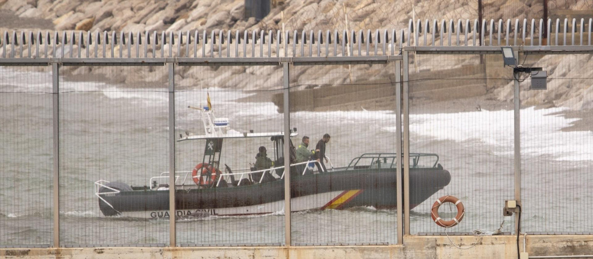 Una patrulla del Servicio Marítimo de la Guardia Civil rescata a un migrante avistado frente a la playa del Tarajal