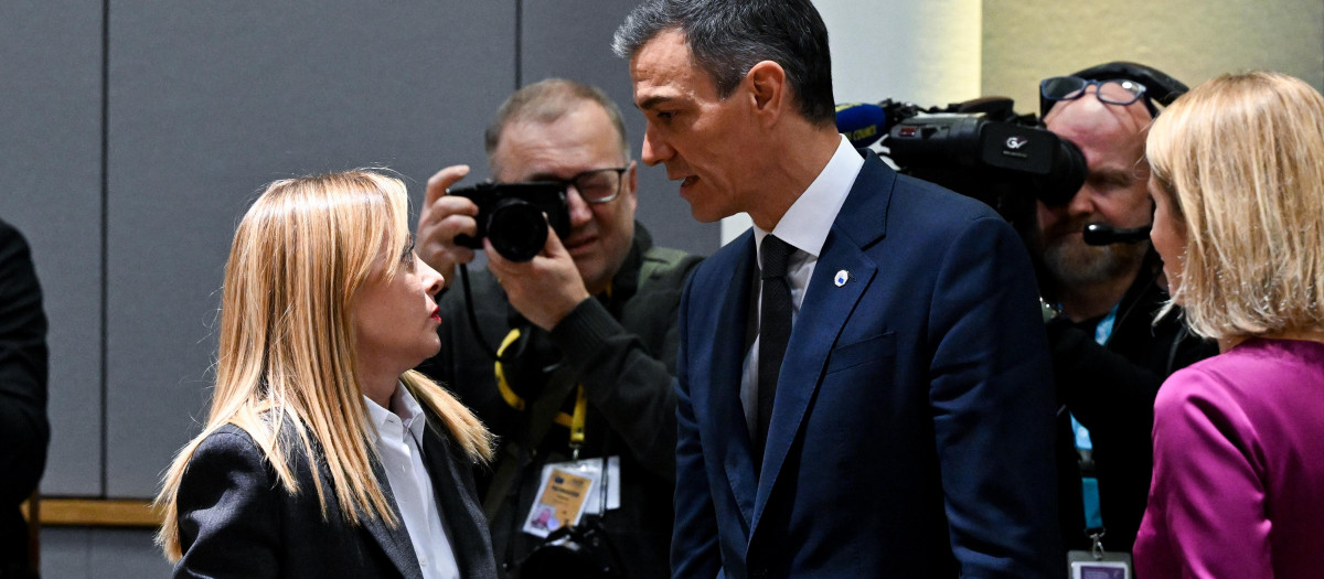 Imagen de archivo de Meloni y Sánchez durante una reunión del Consejo Europeo