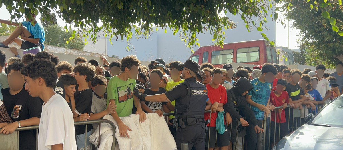 Niños y niñas esperan a las puertas de la Jefatura Superior de Policía de Ceuta