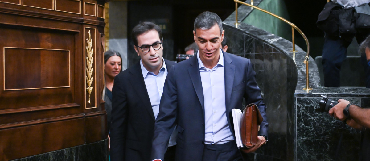 El presidente del Gobierno, Pedro Sánchez (d), y el vicepresidente primero y ministro de Economía, Comercio y Empresa, Carlos Cuerpo
