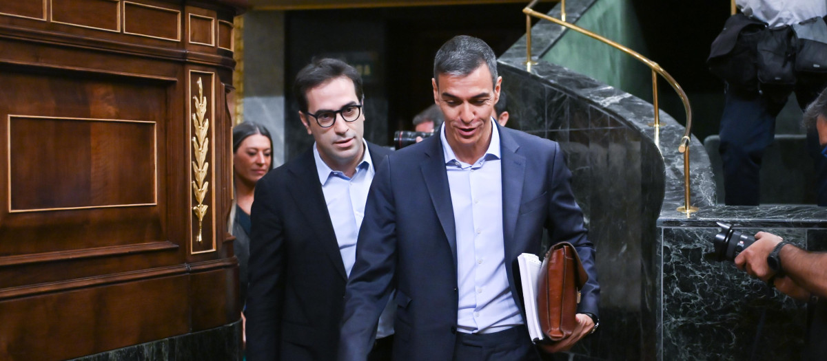 El presidente del Gobierno, Pedro Sánchez (d), y el vicepresidente primero y ministro de Economía, Comercio y Empresa, Carlos Cuerpo