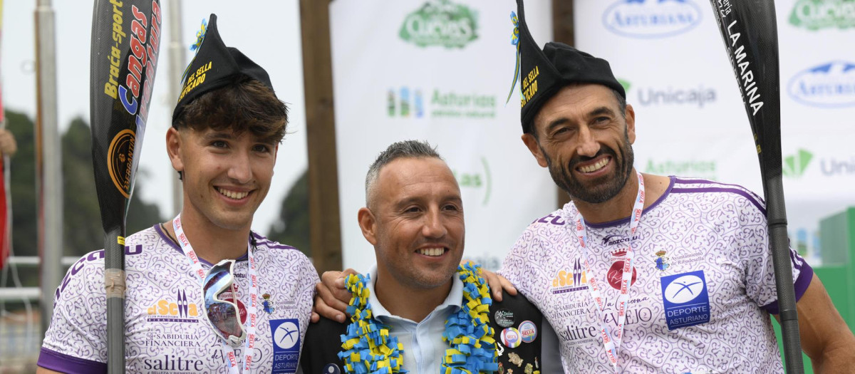 ARRIONDAS, 08/08/2026.- santia go Cazorla junto a Walter Bouzán y Alberto Llera, que celebran su victoria en el podio con el resto de clasificados al finalizar el Descenso Internacional del Sella, con su tradicional recorrido entre Arriondas y Ribadesella a lo largo de veinte kilómetros, que este sábado celebró su 88ª edición. EFE/Eloy Alonso