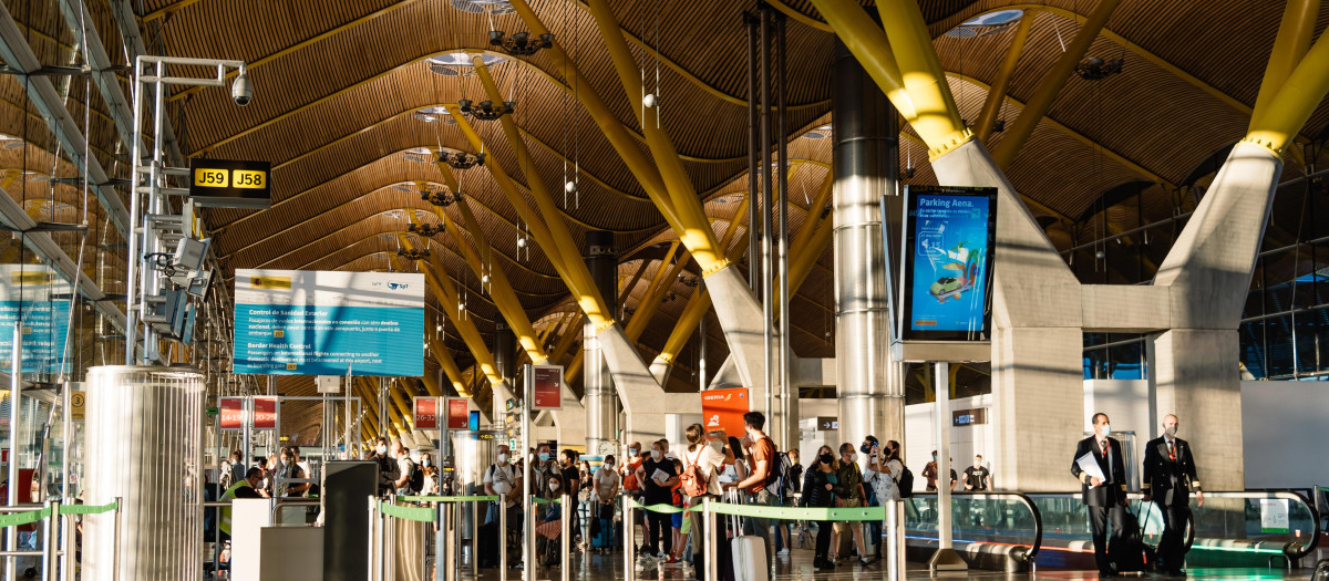 Vista interior del aeropuerto internacional madrid-barajas Adolfo Suárez de Madrid