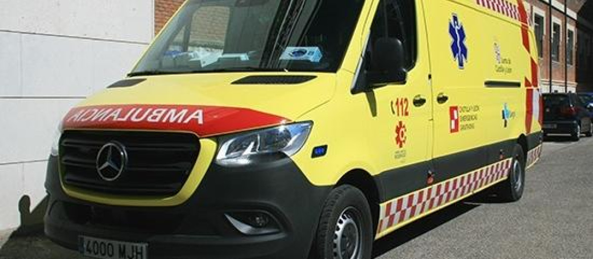 Foto de archivo de una ambulancia de soporte vital básico